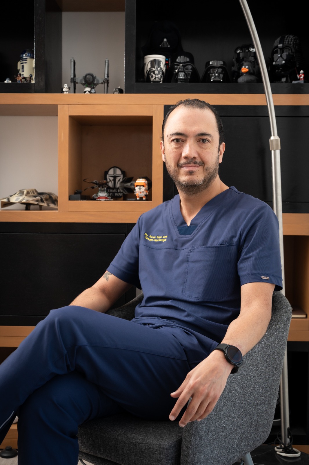 Dr. López Loredo durante la valoración de un paciente
