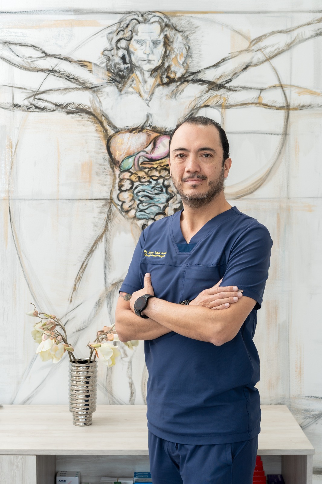 Dr. López Loredo en su consultorio del Hospital Ángeles Puebla